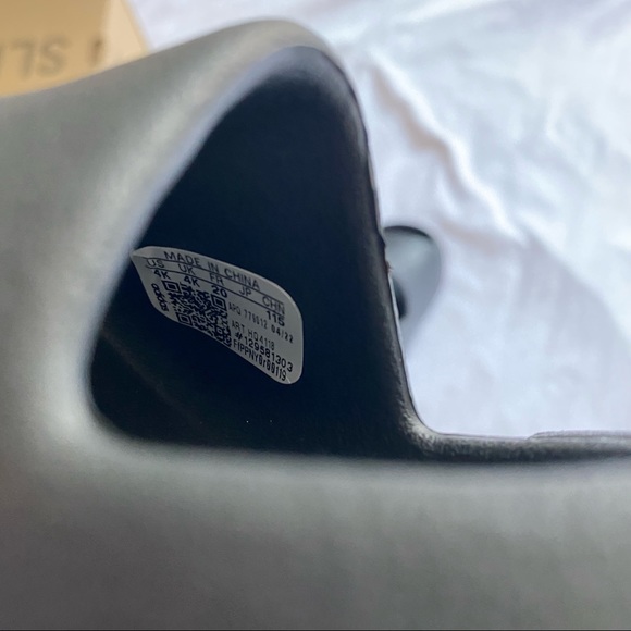 Yeezy Onyx Slides - Picture 6 of 8